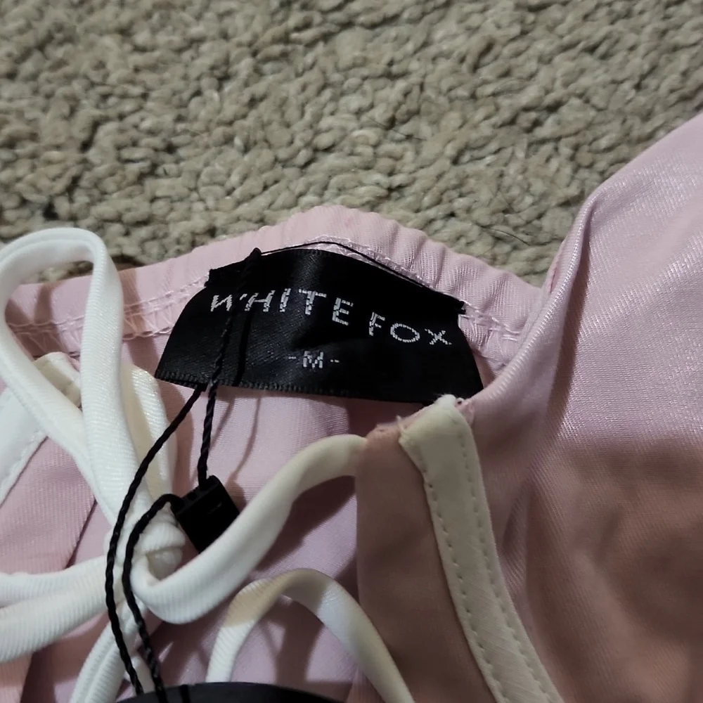 White fox living colour crop - Picture 3 of 4